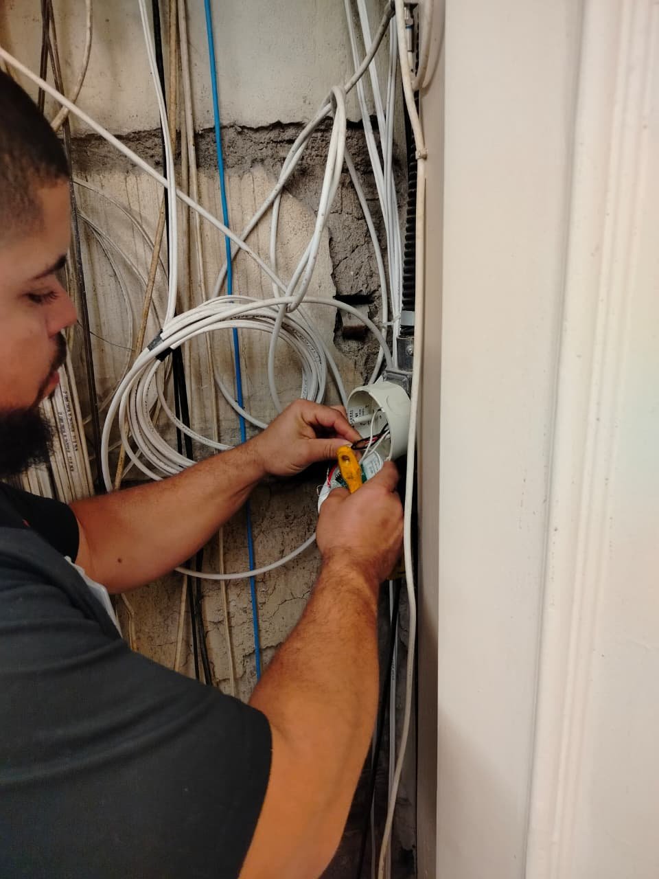 Profissional trabalhando na instalação elétrica