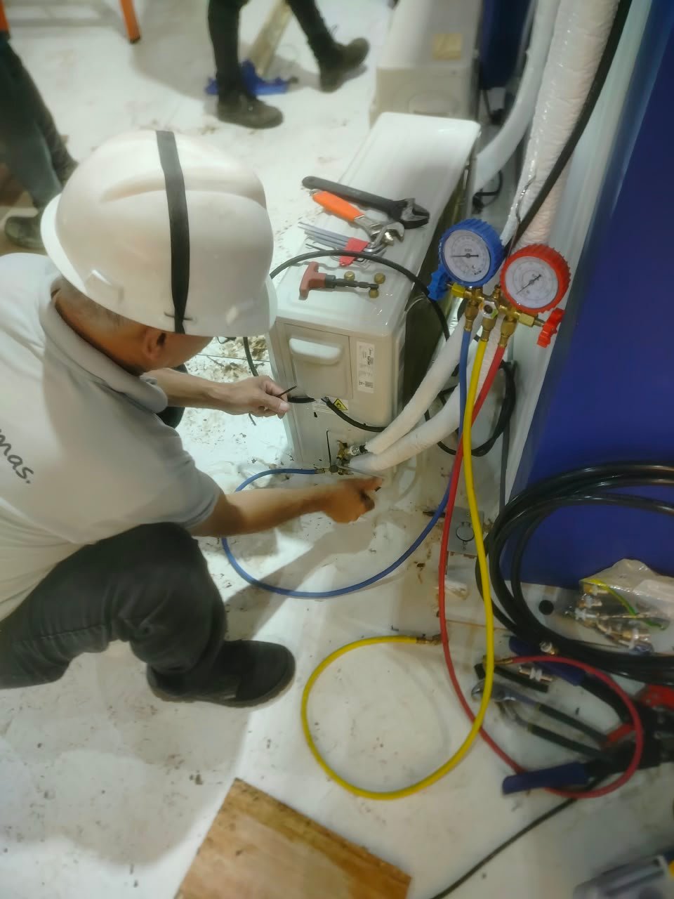 Manutenção de ar-condicionado com instrumentos de medição